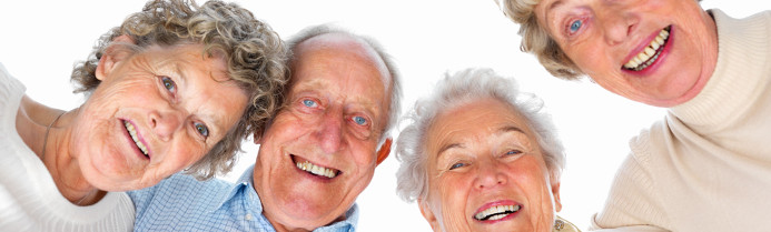 Fröhliche Senioren aufgrund von zahlreichen Angeboten zu Seniorenaktivtäten